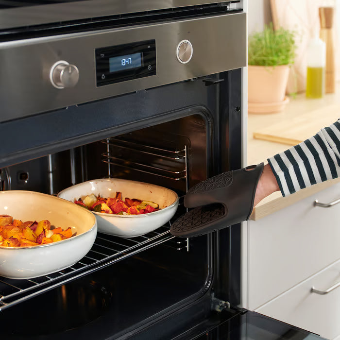 IKEA SANDVIVA Oven glove, silicone/dark grey