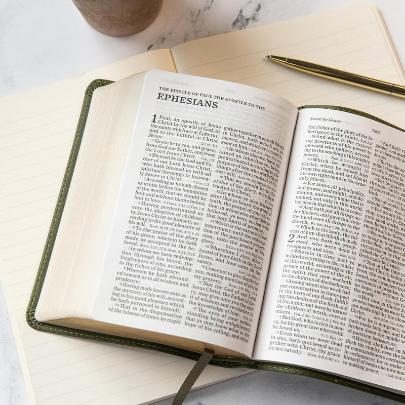 Holy Bible: King James Version, Olive, Leathertouch, Reference Bible, Topical Concordance, Full-Color Maps by Holman Bible Publishers