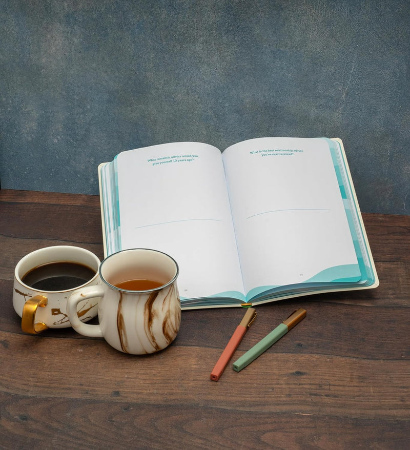 One Question a Day to Stay Close and Curious by Gina Senarighi PhD CPC in Paperback