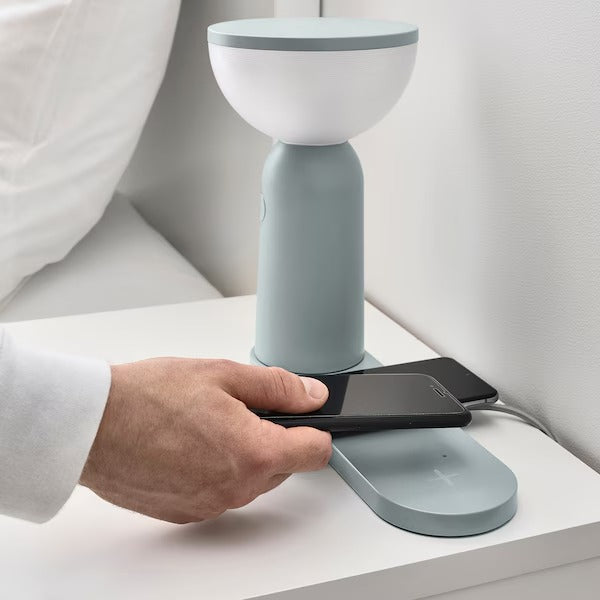 IKEA BETTORP LED-Mobillampe mit kabelloser Aufladung, dimmbares Licht, graublau | IKEA Tischlampen | Eachdaykart