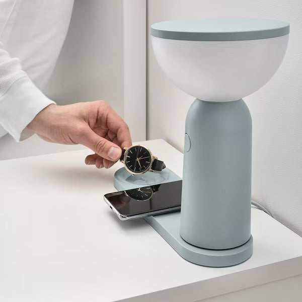 IKEA BETTORP LED-Mobillampe mit kabelloser Aufladung, dimmbares Licht, graublau | IKEA Tischlampen | Eachdaykart