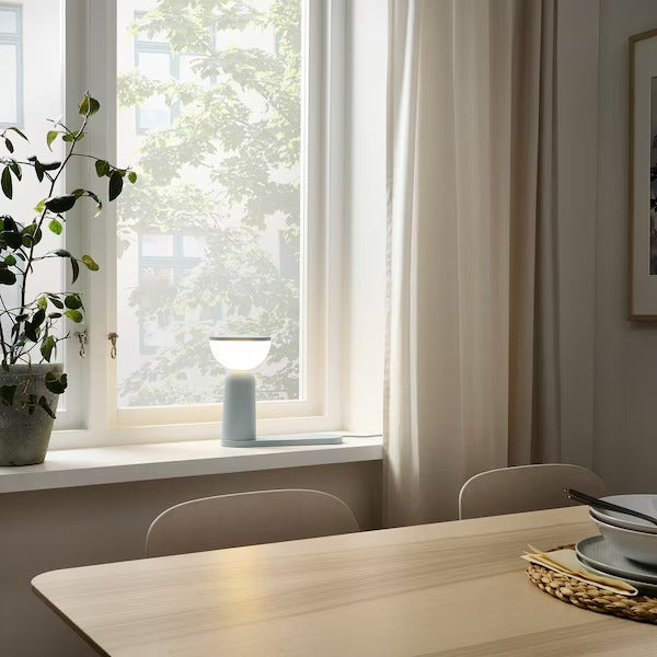 IKEA BETTORP LED-Mobillampe mit kabelloser Aufladung, dimmbares Licht, graublau | IKEA Tischlampen | Eachdaykart